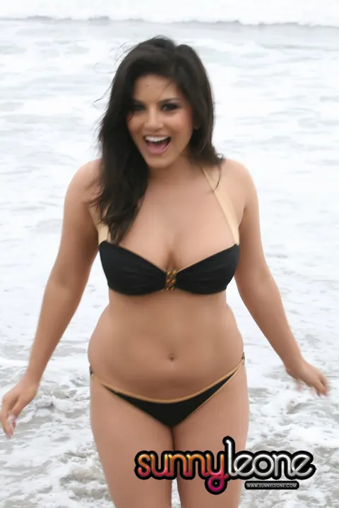 Sunny Leone: Busty Indian MILF Poses in a Bikini on the Beach – photo 2 of 20