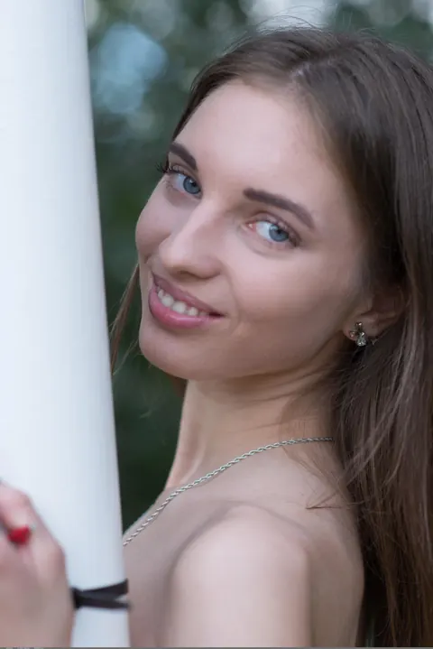 Woman Poses Nude, Lifts Leg and Arches Back – photo 19 of 21