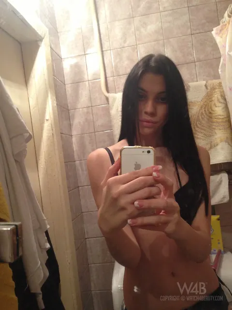 Amy Light: Tall Ukrainian Brunette Poses Nude and Shows Her Figure – photo 5 of 20