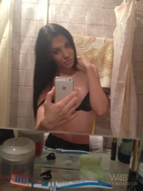 Amy Light: Tall Ukrainian Brunette Poses Nude and Shows Her Figure – photo 2 of 20
