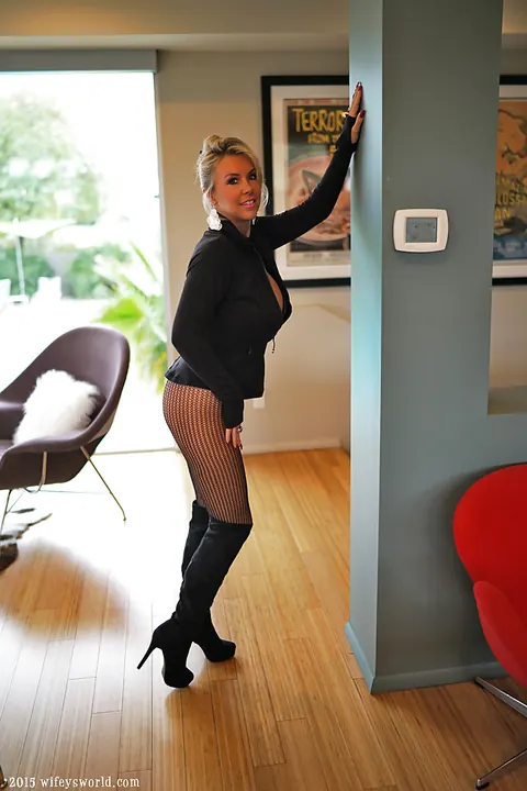 Sandra Otterson: Blonde MILF with Big Tits Struts in Pantyhose and Spreads – photo 3 of 16