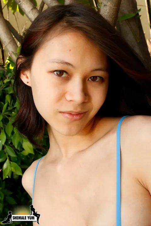 Trans Woman Poses Nude and Shows Her Body in the Gallery – photo 6 of 16