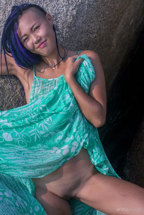 Sweet Julie: Asian Brunette Poses Nude on the Beach After a Swim – photo 4 of 16
