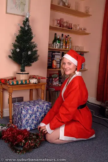 British PAWG in Lingerie and Heels Uses a Glass Dildo for Christmas