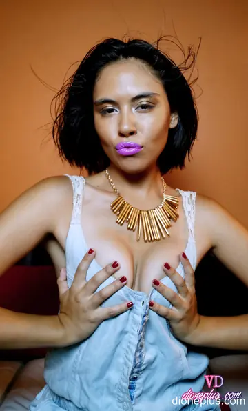 Brunette Amateur Teases Cleavage Before Giving a Blowjob