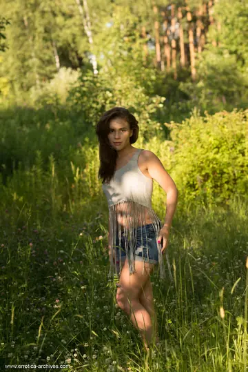 Brunette PAWG Pushes Her Shorts Down and Poses Naked in the Forest