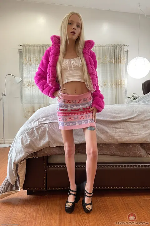 Kate Bloom: Skinny Blonde Strips and Spreads Her Shaved Pussy and Asshole – photo 1 of 21