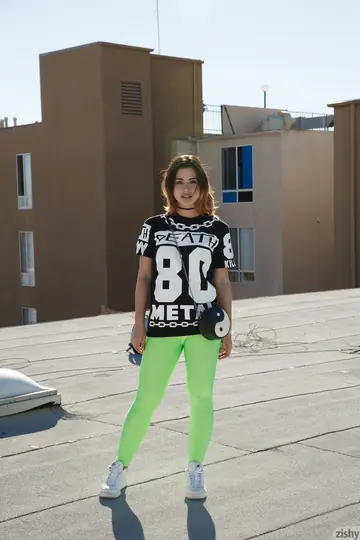 Carol Jasabe – Slim Latina in Yoga Pants Shows Her Ass Crack Outdoors