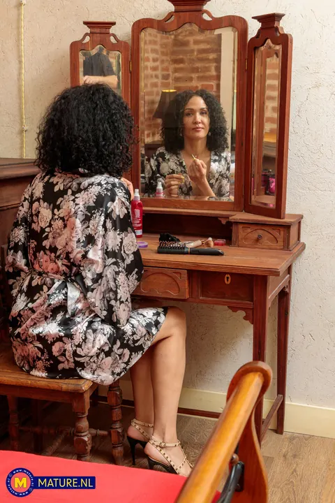Slim Curly-Haired MILF Fingers Her Shaved Pussy in High Heels – photo 1 of 21