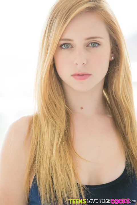 Taylor Whyte: Blonde in Jeans Unbuttons and Fingers Her Pussy – photo 5 of 16