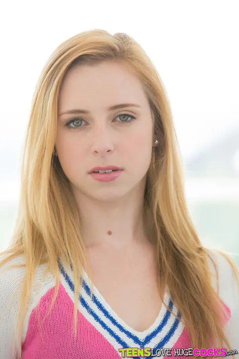 Taylor Whyte: Blonde in Jeans Unbuttons and Fingers Her Pussy – photo 4 of 16