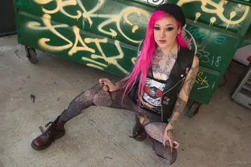 Kelsi Lynn – Petite Slim Woman with Tattoos and Piercings Spreads Her Pussy