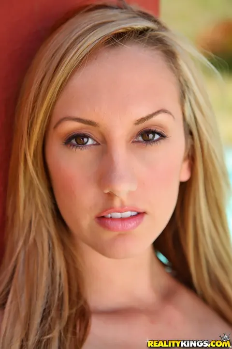 Brett Rossi: PAWG Blonde Strips Out of Her Jeans Outdoors – photo 11 of 16