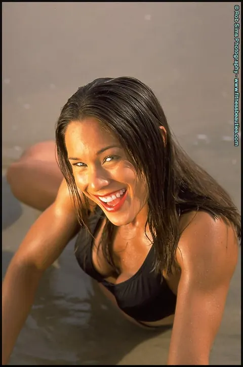Brunette in a Bikini Poses on the Beach and Shows Her Figure – photo 11 of 15