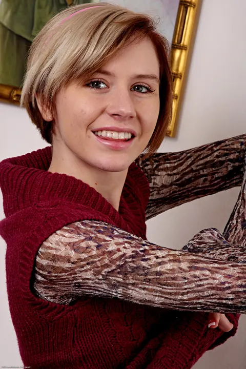 Kelly Klass: Blonde with a Hairy Bush Fingers and Dildos Her Pussy – photo 3 of 21