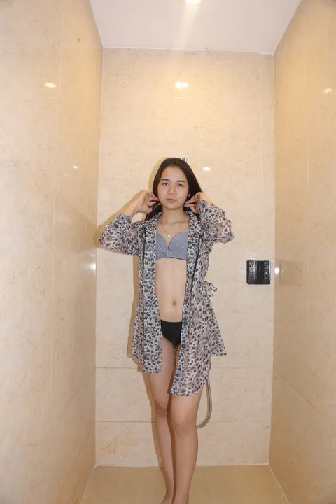 Slim Brunette Poses in Lingerie in the Bathroom – photo 15 of 21