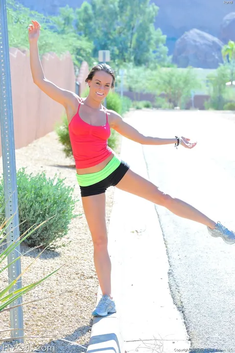 Rahyndee James: Brunette Amateur Poses Nude and Spreads After Jogging – photo 1 of 21