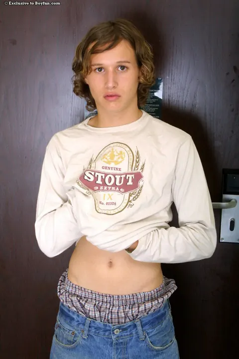 Twink Strips Nude and Shows His Body – photo 2 of 20