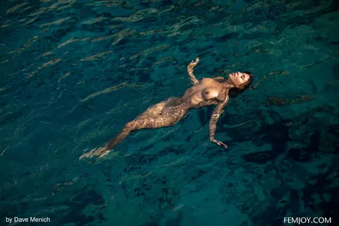 Blonde PAWG Spreads Her Ass Cheeks in Crystal Clear Water – photo 13 of 16