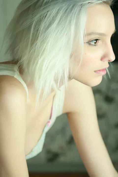 Kira W: Petite Platinum Blonde Peels Off Her Lingerie in the Bedroom – photo 5 of 21