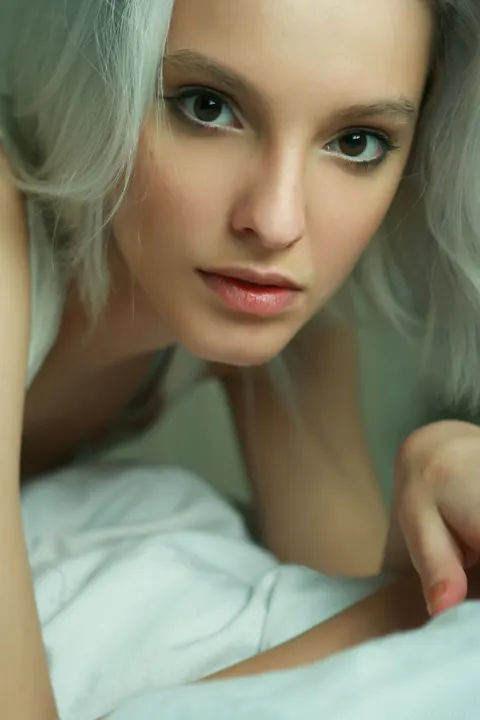 Kira W: Petite Platinum Blonde Peels Off Her Lingerie in the Bedroom – photo 6 of 21