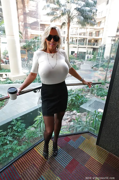 Sandra Otterson: Blonde MILF Strips Out of Her Skirt at the Office Desk – photo 3 of 16