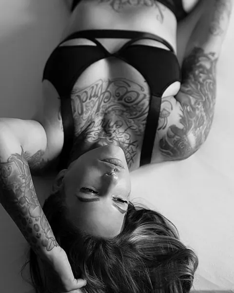 Busty Tattooed Model Poses Showing Her Curves – photo 7 of 10
