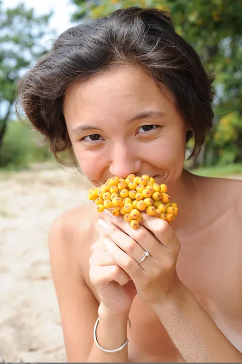 Brunette with Short Hair Poses Nude on the Beach – photo 18 of 20