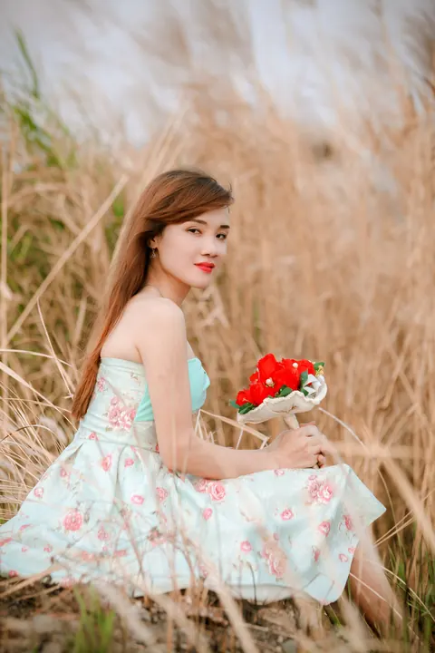 Asian Redhead Bride Lifts Her Wedding Dress Outdoors – photo 18 of 21