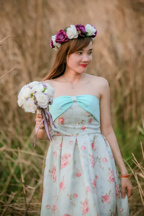 Asian Redhead Bride Lifts Her Wedding Dress Outdoors – photo 21 of 21