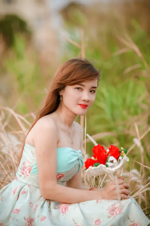 Asian Redhead Bride Lifts Her Wedding Dress Outdoors – photo 17 of 21
