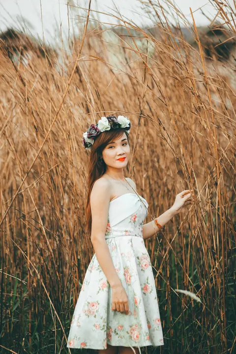 Asian Redhead Bride Lifts Her Wedding Dress Outdoors – photo 15 of 21