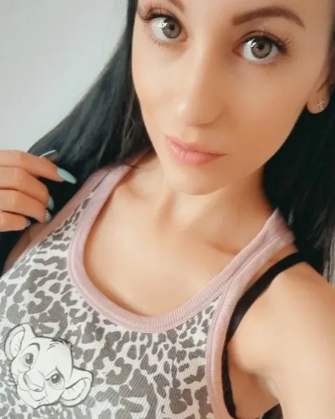 Busty Babe Takes Selfies Showing Her Cleavage – photo 16 of 20
