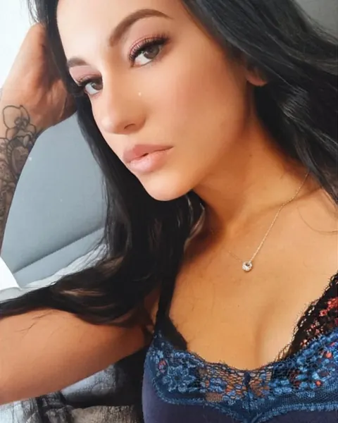 Busty Babe Takes Selfies Showing Her Cleavage – photo 19 of 20