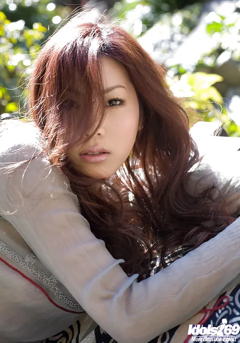 Shinohara Ryou: Outdoors a Tall Japanese MILF Uncovers Her Body – photo 6 of 15