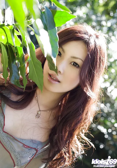 Shinohara Ryou: Outdoors a Tall Japanese MILF Uncovers Her Body – photo 13 of 15