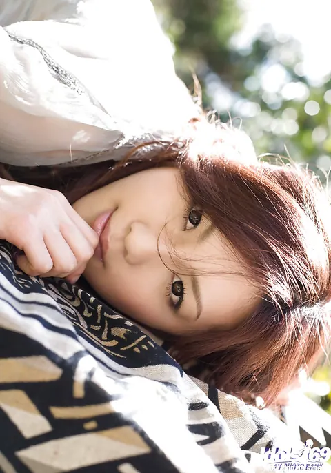 Shinohara Ryou: Outdoors a Tall Japanese MILF Uncovers Her Body – photo 3 of 15