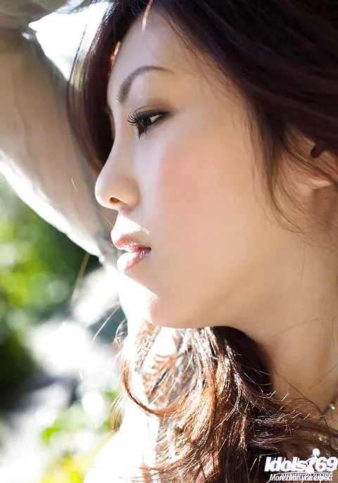 Shinohara Ryou: Outdoors a Tall Japanese MILF Uncovers Her Body – photo 9 of 15