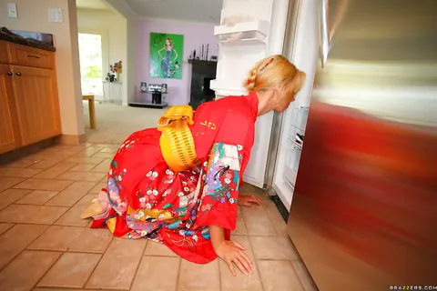 Brooke Banner: Thick Blonde MILF Masturbates and Fucks in the Bathroom – photo 4 of 16