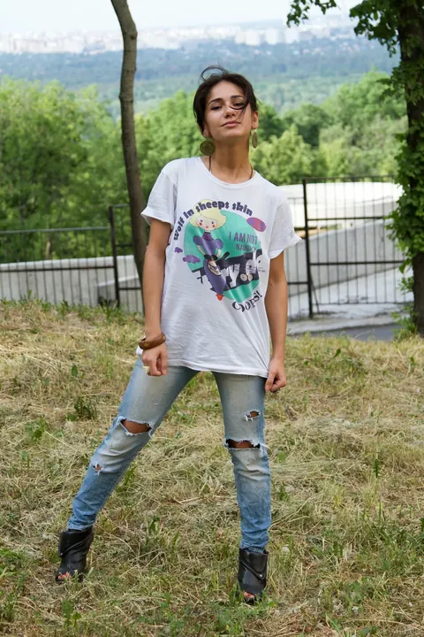 Petite Woman in Glasses Spreads Outdoors – photo 20 of 21