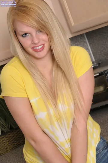 Brianna Dallas – Chubby Blonde Amateur Strips Out of Her Jeans and Fingers Her Pussy