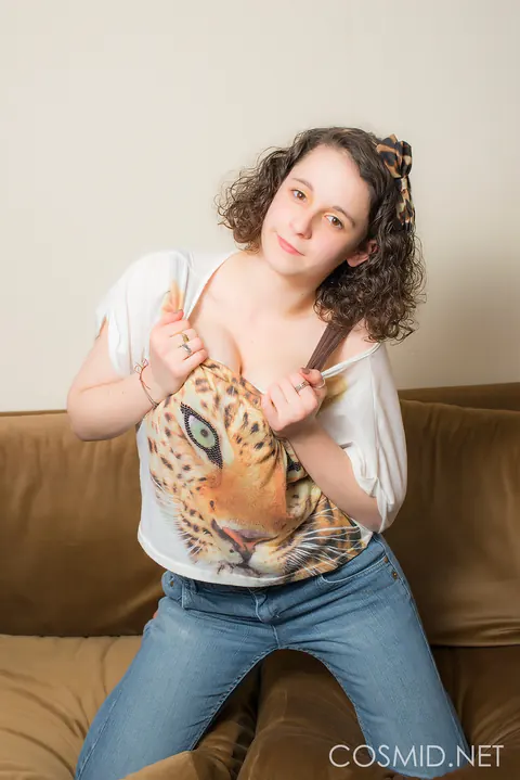 Hanna Bollie: Brunette BBW Shows Off Her Big Natural Tits in Jeans – photo 4 of 16