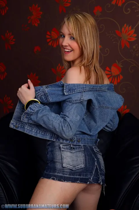 Katie K: Blonde British Babe Uses a Dildo and Spreads Her Legs – photo 10 of 21