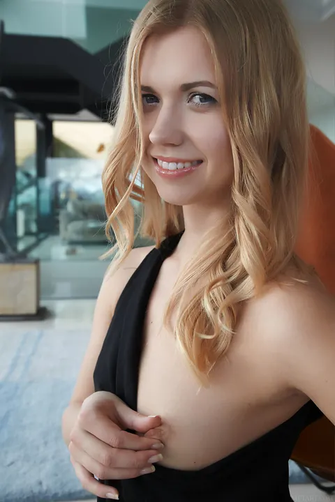 Violette Pink: Blonde Babe Spreads Her Shaved Pussy Wide for Close-Ups – photo 7 of 21