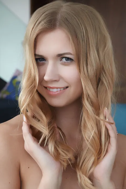 Violette Pink: Blonde Babe Spreads Her Shaved Pussy Wide for Close-Ups – photo 21 of 21