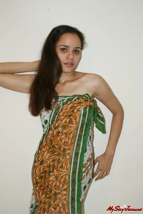Jasmine Mathur: Indian Brunette Shows Her Firm Natural Tits in a Skirt – photo 2 of 12