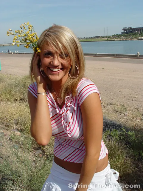 Spring Thomas: Blonde PAWG Flaunts Her Ass and Masturbates on a Public Sidewalk – photo 9 of 20