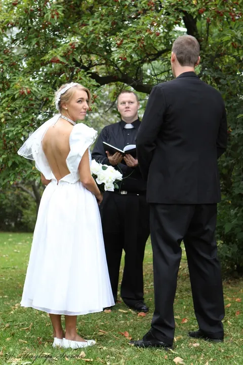 Hayley Marie Coppin: British Blonde MILF Bride Poses Naked in the Garden – photo 1 of 12