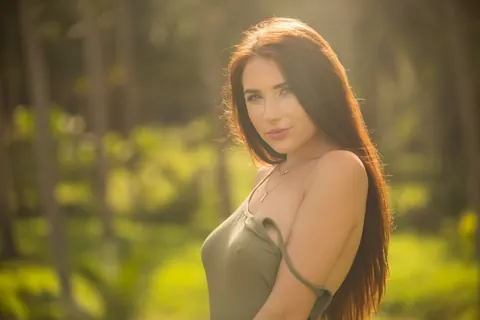 Niemira: Ukrainian Brunette Strips Nude by Palm Trees – photo 2 of 21