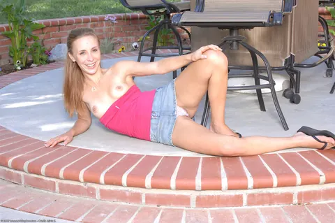 Woman Undresses Fully and Poses Naked on Display – photo 11 of 21